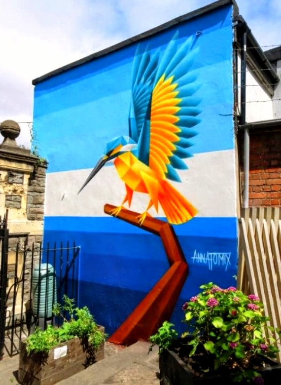 Bristol upfest street art 2018. Artist named on mural🩵🐦🎭

A bird in blue
The sky and ocean so blue 🌊🌀
#upfest2018 #beautyofbirds #bristolstreetart #mural #photographyofstreetart #housemural #EnglandUK