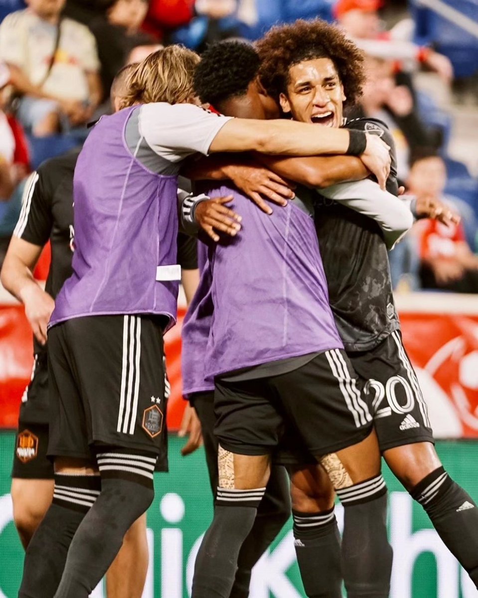 TauroFC's tweet photo. ¡🏆🇵🇦🥥CARRASQUILLA CAMPEÓN🥥🇵🇦🏆! Nuestro Taurino Adalberto Carrasquilla 🇵🇦💥 y el Houston Dynamo derrotaron 2-1 al Inter de Miami en la la final y se coronaron CAMPEONES del US Open Cup. 🏆.

¡ORGULLO TAURINO 👏🏽👏🏽👏🏽! https://t.co/BYlwuER0Ia