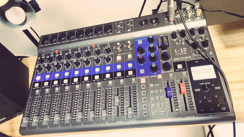 kk85126's tweet photo. 作業毎に所有してた機材達の仕事を、全部一人でやっちゃう人がこちら。
#宅録
#出張録音
#ライブ音響
#ライブ録音
#配信音響
#音源同期マルチアウト
#ZOOM
#LiveTrack
#L12
#コスパモンスター
#こーゆー人に私はなりたい https://t.co/3QMBq7gDkS