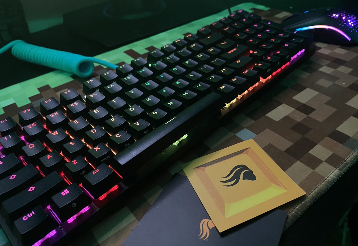 graavel's tweet photo. My setup after @Glorious sent me the GMMK2 and Model O 2!! #glorious #gmmk2 #modelo2 #modeli2 https://t.co/spktZ6HR4y
