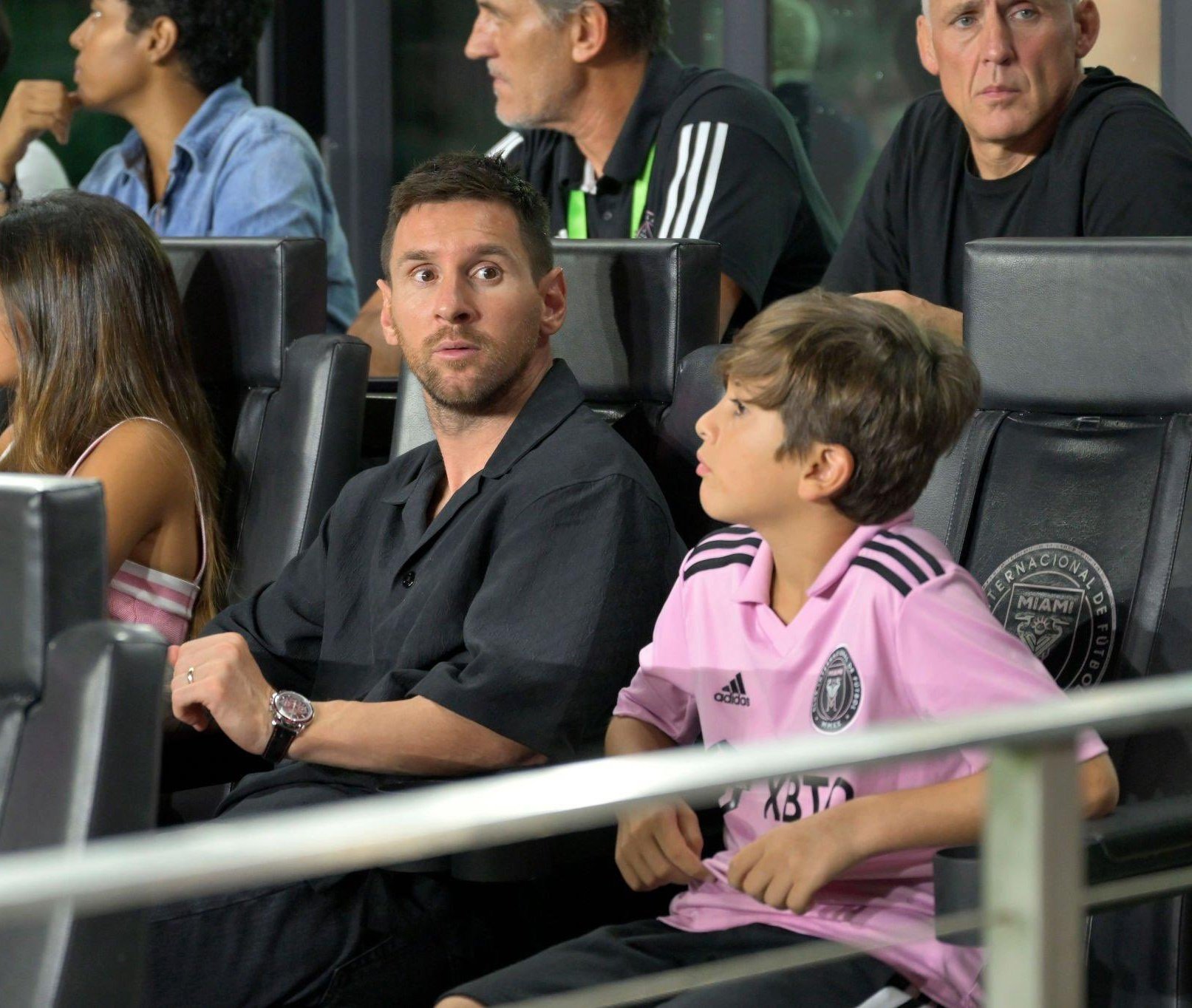 A pesar de estar marginado, Messi se une a su familia para animar al Inter de Miami: las expresiones de apoyo de Messi mientras su equipo enfrenta la adversidad" 4