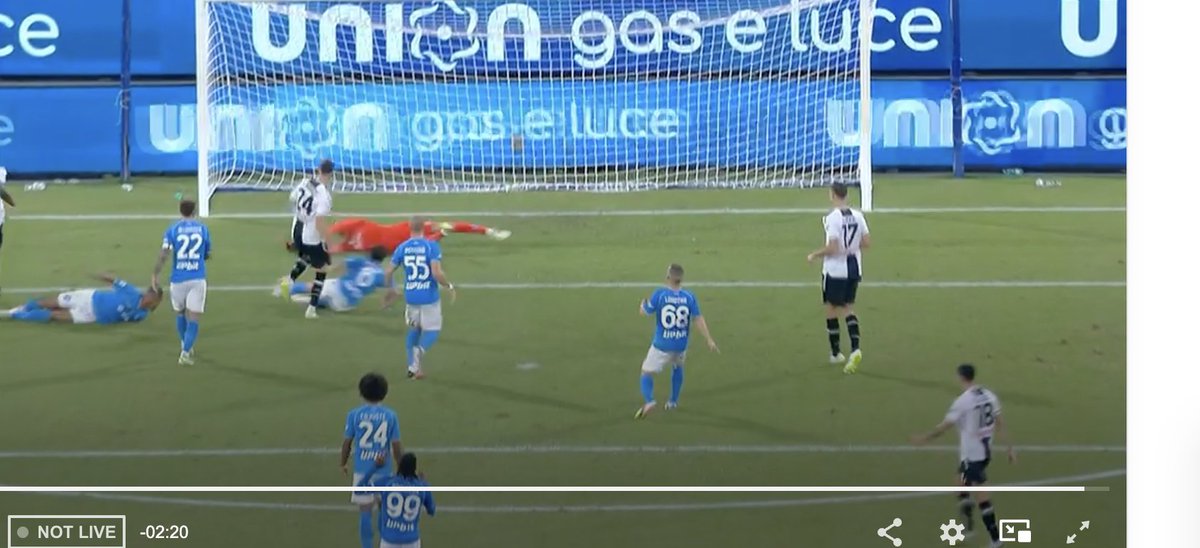 esloren's tweet photo. Uno tirado
Dos tirados
El arquero vencido
Meret en #NapoliUdinese 
.
.
#LaCiudadDebate si no es el mejor gol Sin Messi involucrado.
Cierren el estadio Maradona
Apaguen el Maracaná
,
,
Con Uds., Lazar Zamardzic y su gol https://t.co/82Ywaa6fwD