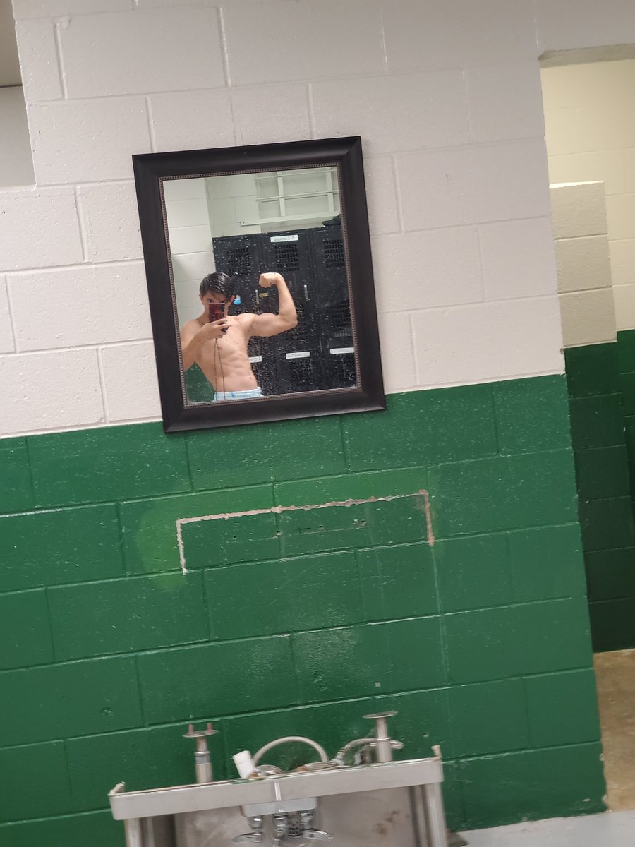 E_Loyal_'s tweet photo. About a year and a half into working out and a month of consistently following my own workout spilt ( phtot taken a month ago ) #FitnessModel #fitness #Gymbro #gymrat #gymmotivation #goals #workoutmotivation #WorkFromHome https://t.co/MhGElFFbgp