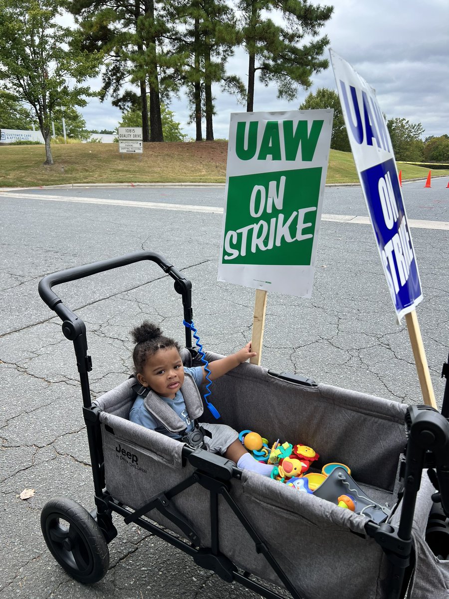 sadieemcneil's tweet photo. Delivering more snacks and ice to our brothers and sisters who are on strike, and also joining them on the strike for a few hours. And yes Baby DJ was also on the job! 🥰 #insolidarity #uaw #teachthemyoung #raisingthenextpresident #NCAPRI https://t.co/LBw6GwOJ4d
