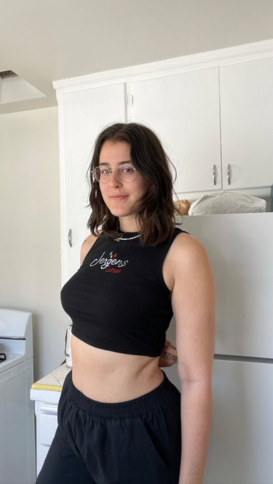 Can you guess my height?? https://t.co/YRQOtiaplh
