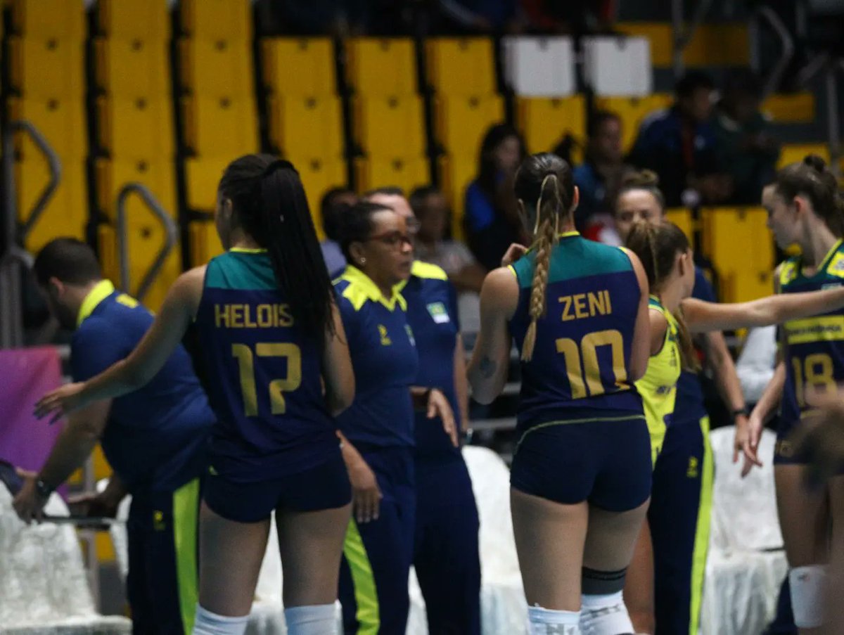 volei's tweet photo. A seleção feminina sub-17, da técnica Fofão, venceu o Chile por 3 a 1 (26/28, 25/7, 25/10 e 25/20) na estreia no Sul-Americano, em Lima 🇵🇪. A central Kamilla Galvão foi a maior pontuadora: 17 acertos.

Quinta-feira tem Brasil x Equador, às 18h (de Brasília). 📺: YouTube Voleysur https://t.co/fl9e2gv4yz