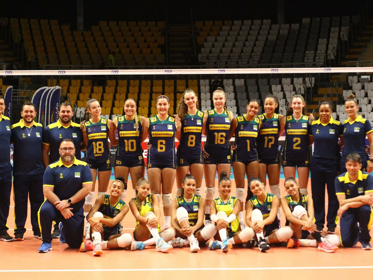 volei's tweet photo. A seleção feminina sub-17, da técnica Fofão, venceu o Chile por 3 a 1 (26/28, 25/7, 25/10 e 25/20) na estreia no Sul-Americano, em Lima 🇵🇪. A central Kamilla Galvão foi a maior pontuadora: 17 acertos.

Quinta-feira tem Brasil x Equador, às 18h (de Brasília). 📺: YouTube Voleysur https://t.co/fl9e2gv4yz