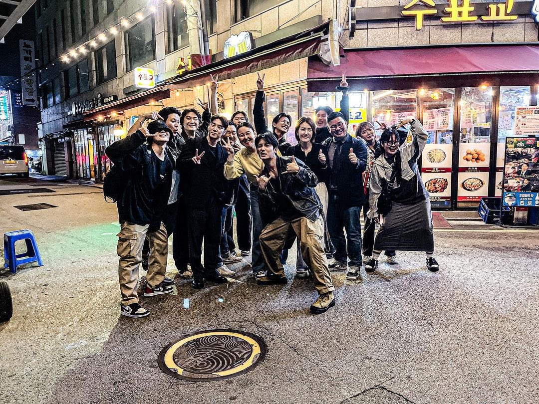 sehnippoppo's tweet photo. not only the whole a.c.e group went to see junhee to his musical but also beat's staff and CEO went 🥹 https://t.co/ngC31olf9y