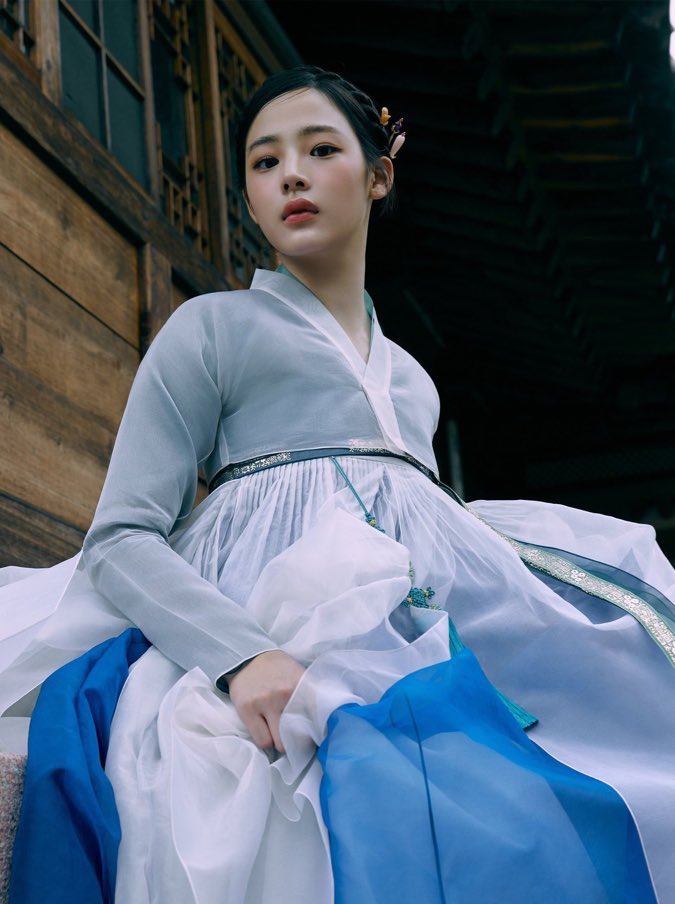 Minggom_16's tweet photo. 경국지색(傾國之色)
절세미인(絶世美人) https://t.co/zrRdd0xrfj