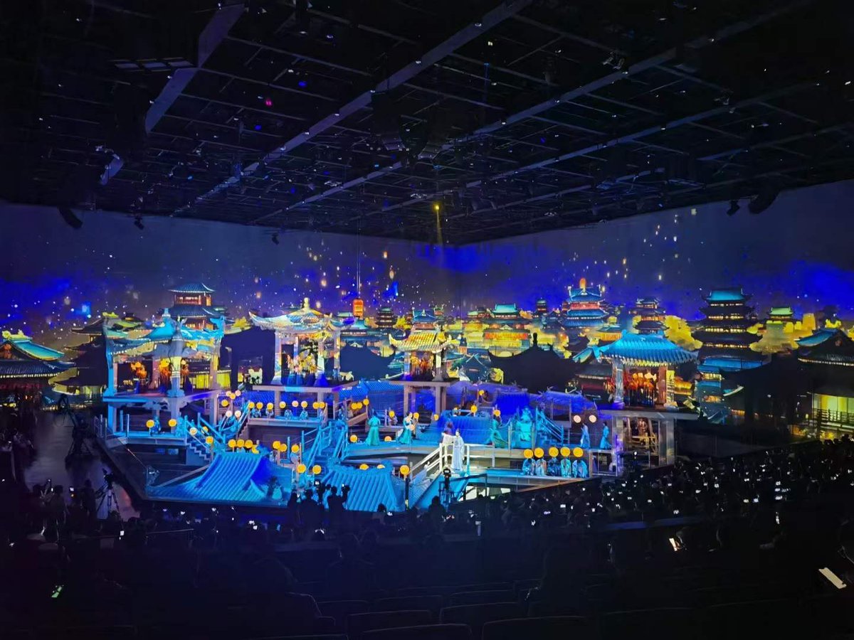 CNenlightV's tweet image. #hecoos supports the closing ceremony of the Chinese Drama Festival come to a successful conclusion.

#hecoosSystem #xR #VP #AR #AV #AnyAVproject #AudioVisualSoftware #MediaServer #broadcast #CentralControl #Playback #DesignStage #Previz #Render #VirtualProduction #AVsystem