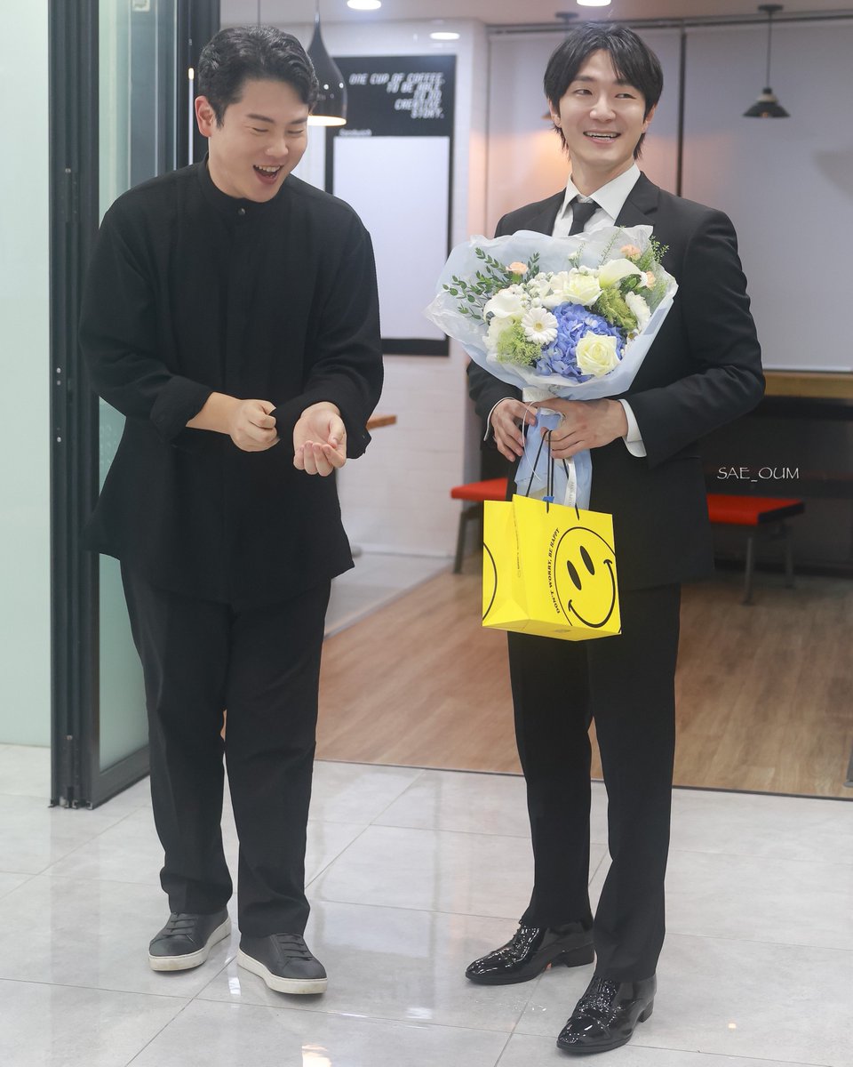 sae_oum's tweet photo. 20230927 춘천문화재단
볼라레 <진호의 책방>

로비인사✨

#홍진호 #첼리스트홍진호 #HongJinho #jinhohong #교수깅 https://t.co/0C5PyTcXyu