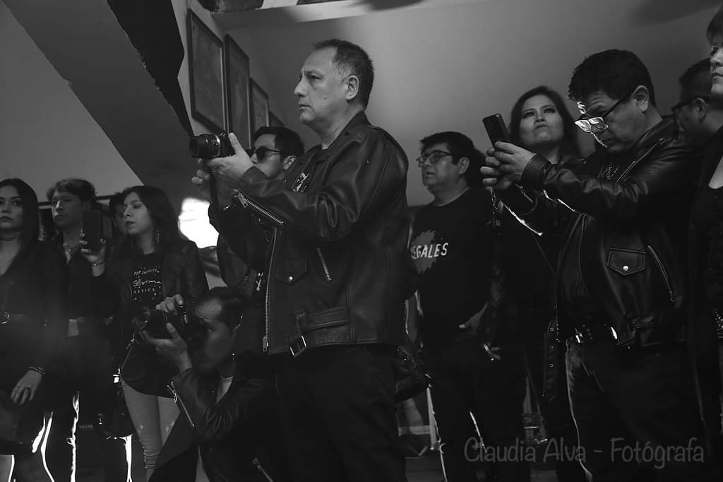 Chambeando y disfrutando de un buen concierto de rock con <a href="/leonorapostpunk/">Leonora Post Punk</a> en Lima.