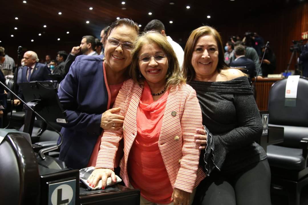 Feliz cumpleaños, querida <a href="/LetyChavez_D14/">Lety Chavez</a>. Que este año esté lleno de éxitos, salud y alegría para ti. Te mando un fuerte abrazo!

Te comparto una bonita foto que nos tomaron junto a <a href="/MariaAsencionAl/">Doña Mary</a>. Gran equipo.