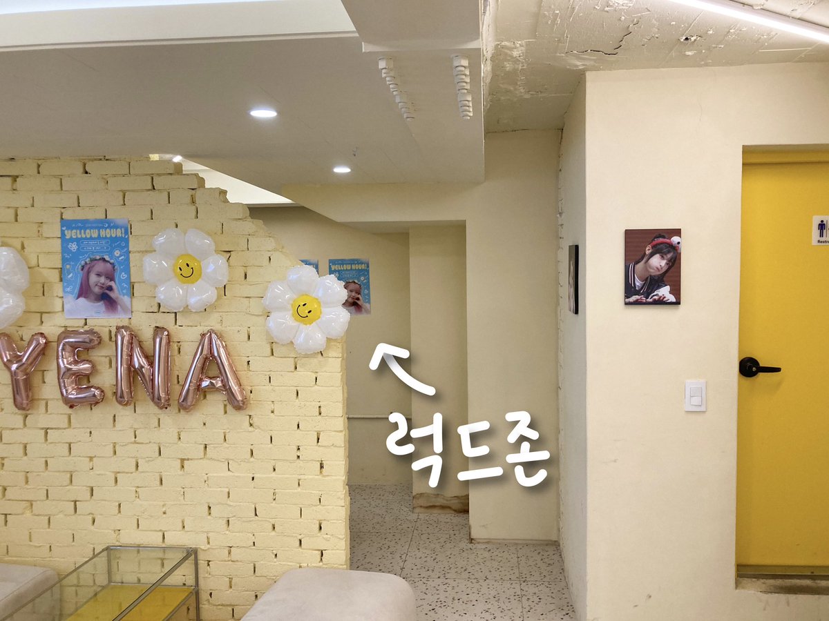 yena_hour's tweet photo. 💛 금일 럭키드로우는 12시 15분부터 시작으로 변경되었습니다! 💛

- 럭드존은 카운터 뒤 화장실 옆쪽에 있습니다. 
- 컵홀더 꾸미기 이벤트 참여 시 카운터 왼편 꾸미기존에 있는 물건을 자유롭게 사용 후 반납해주시고, 제출은 럭드존으로 부탁드립니다! https://t.co/xz5NXdKrf4