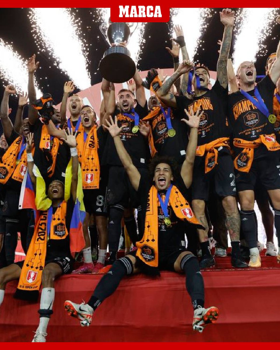 marca's tweet photo. 🏆🎉🎉 El @houstondynamo celebrando por todo lo alto su segunda US Open Cup tras la conquistada en 2018. Esta vez, ante el @intermiamicf de Messi

#USOC2023 https://t.co/DuvzkBw9XM