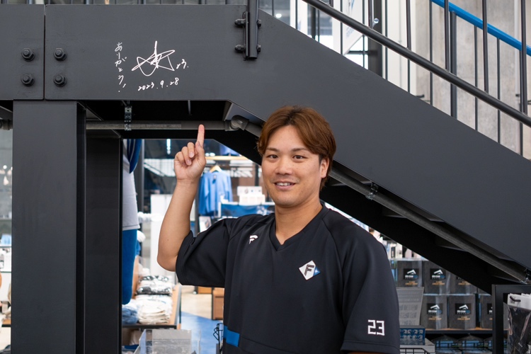 伏見寅威 選手がファンの皆さまへ感謝の気持ちを込めて、フラッグ 伏見寅威 選手がファンの皆さまへ感謝の気持ちを込めて、フラッグ