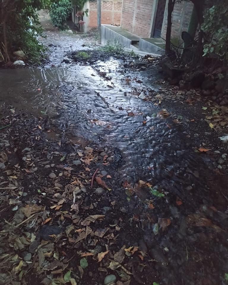 edgarmena17's tweet photo. 20 días con esta cárcava de agua potable ubicada en el 3er pasaje de la Colonia Puerta El Sol del municipio de Usulután. Informamos a @ANDASV a que tome cartas sobre el asunto, la última vez nos dijeron que iban a mandar a #CazaFugas pero no llegaron @noticias4vision @Canal_12 https://t.co/ENdUJU602k