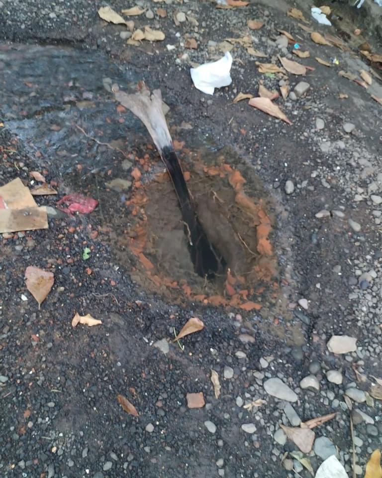 edgarmena17's tweet photo. 20 días con esta cárcava de agua potable ubicada en el 3er pasaje de la Colonia Puerta El Sol del municipio de Usulután. Informamos a @ANDASV a que tome cartas sobre el asunto, la última vez nos dijeron que iban a mandar a #CazaFugas pero no llegaron @noticias4vision @Canal_12 https://t.co/ENdUJU602k