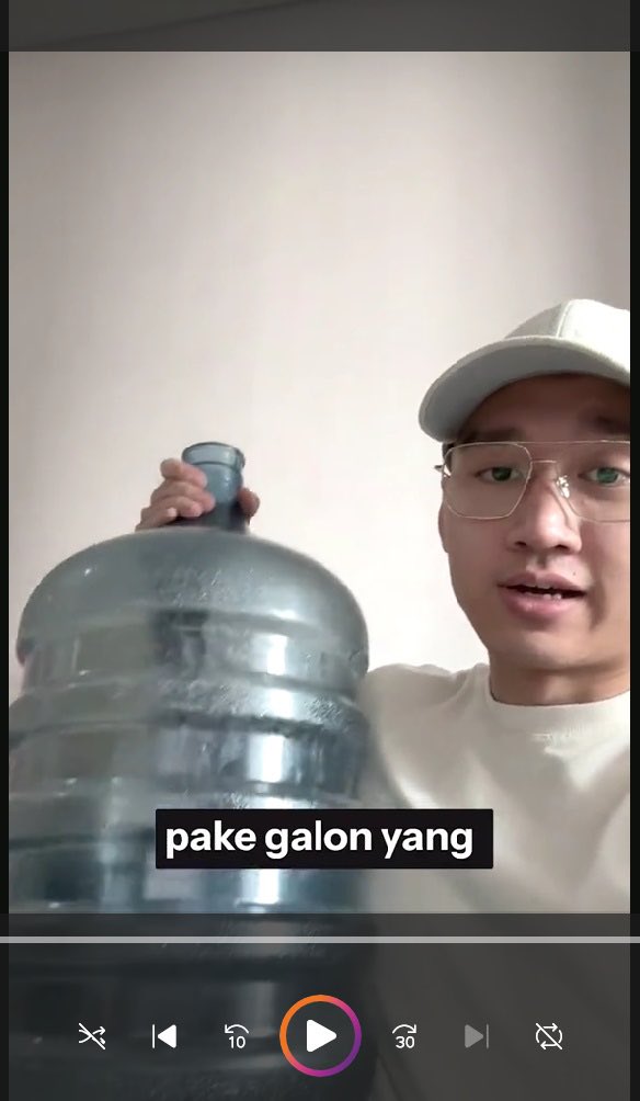 Ini buzzer baru gasepai! 

Emang ada-ada aja kelakuan buzzer #buzzersekalipakai. Pakai hestek #serunyabelajar tapi isinya konten bayaran. 

Perang galon ini tak lepas dari persaingan bisnis, antara galon guna ulang dan galon sekali pakai. Dari dulu uda gitu-gutu aja!