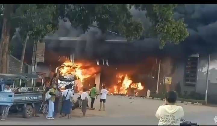 yesminejk's tweet photo. #KIA #terrorists in #Myanmar explode to Denko Petrol station. Two innocent civilians were dead and more than ten were injured due to the explosion. #KIA #Terrorists set this #terrorisms cuz Denko's owner didn't give tribute to them.
@UN #WhatsHappeningInMyanmar https://t.co/nyMWrRp7zY