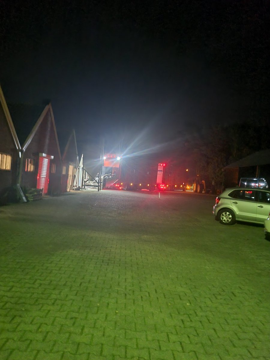 smit_evelien's tweet photo. Mijn oma zei altijd " je hebt luxe paarden en werkpaarden"
Terwijl wij een koppeltje kalveren uit @luxemburg lostte mag je raden wat ons🐶nog even ging doen?
#farmlive https://t.co/9uih2b5G4B