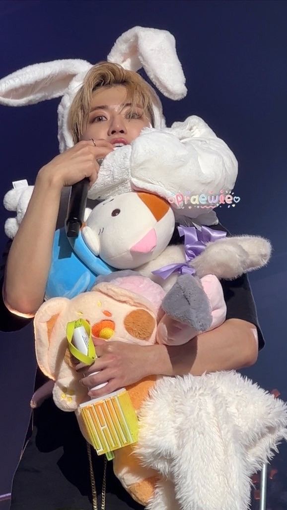 jaemthink's tweet photo. my favorite genre of jaemin photos 
🎀🐰 https://t.co/Szh1l4z4HY