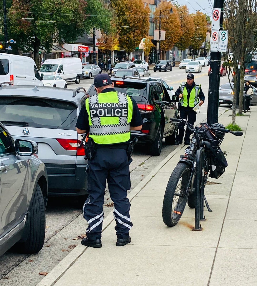 VPDTrafficUnit's tweet photo. Distracted Driving outreach at Kingsway and Knight Street this afternoon with volunteers, @VancouverPD Traffic Enforcement and @TransitPolice members #Don'tTextAndDrive #DriveSafe @RoadSafetyHarv @RoadSafety_Paul https://t.co/YkHNFYaPwm