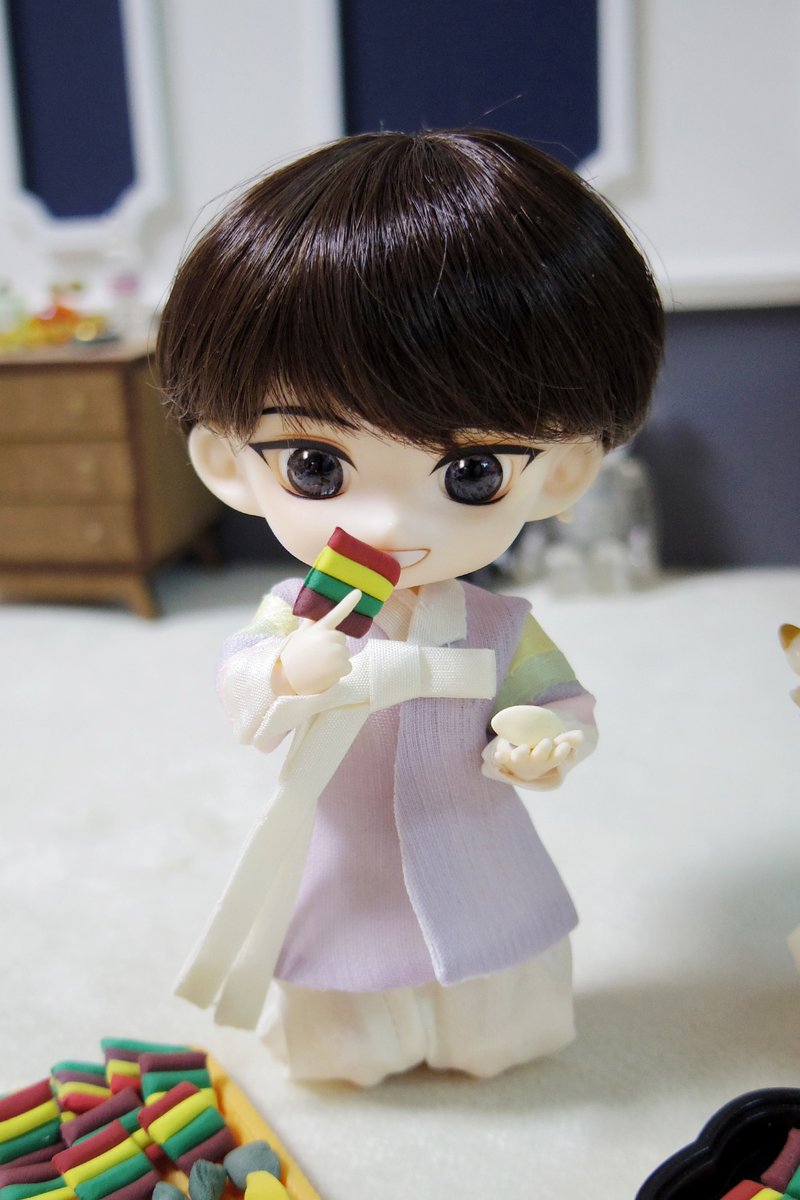 찍고 나니 왠지 .....

막내는 오늘도 노나요?
ㄴ ㄴㅔ ........... 

전 부치는 옆에서 전 집어먹기 담당 ... 🙃
많이 먹어 우리 애기.. ^^