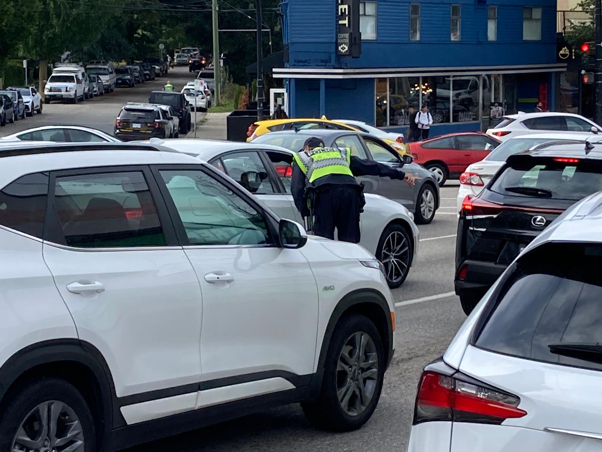 VPDTrafficUnit's tweet photo. Distracted Driving outreach at Kingsway and Knight Street this afternoon with volunteers, @VancouverPD Traffic Enforcement and @TransitPolice members #Don'tTextAndDrive #DriveSafe @RoadSafetyHarv @RoadSafety_Paul https://t.co/YkHNFYaPwm