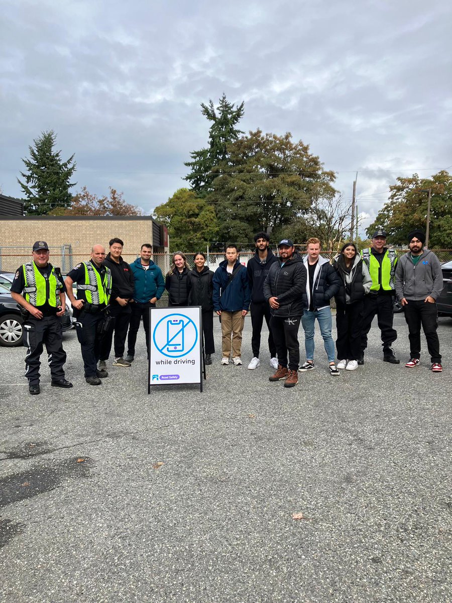 VPDTrafficUnit's tweet photo. Distracted Driving outreach at Kingsway and Knight Street this afternoon with volunteers, @VancouverPD Traffic Enforcement and @TransitPolice members #Don'tTextAndDrive #DriveSafe @RoadSafetyHarv @RoadSafety_Paul https://t.co/YkHNFYaPwm