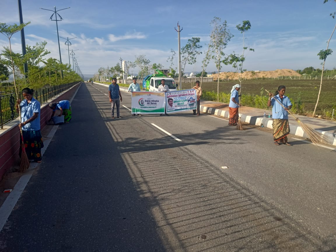 PulivendulaMpl's tweet photo. Swachhata Hi Seva- cleanliness drives at Silparamam road in pulivendula. #swatchhta hi seva
@SwachhaAndhra
@swachhbharat
@SwachhBharatGov
@SwachSurvekshan https://t.co/ko8t0tNumz