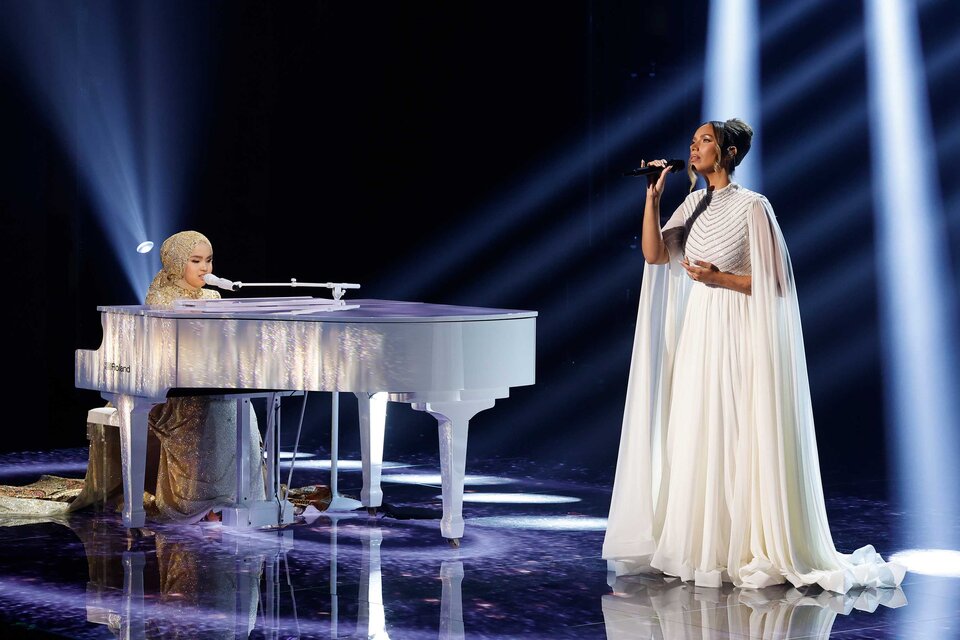 PutriAriani_AU's tweet photo. Leona Lewis: "You're just incredible and you're just an incredible gift to the world. You inspire me with your voice.”

Putri Ariani: "It had been an honor to sing with a huge star like you."

#PutriAriani #LeonaLewis #AGT #AGTLive #AGTFinale 

Photocredit to Trae Patton/NBC https://t.co/ZNoNTonHgT