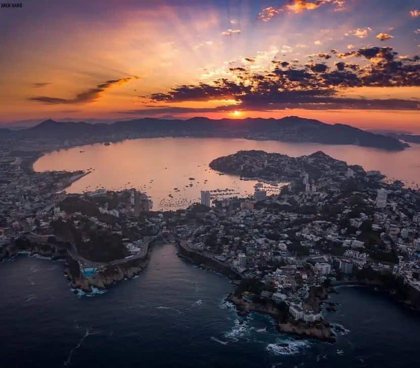 Donde brilla el tibio sol con un nuevo fulgor, dorando las arenas, donde el aire es limpio aún bajo la suave luz de las estrellas….para mí es Acapulco.