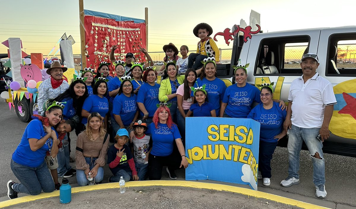 Una sola familia hasta el infinito y más alla 💛 #DistrictVolunteers #Homecoming2023 #YouveGotAFriendInUs #SanElizarioProud ⭐️🚀🍕🪖🧸@SEISDpliaison @parentcenterSE @GEMS_ParentCtr @LoyaParents @SanElizarioISD @jmezachavez