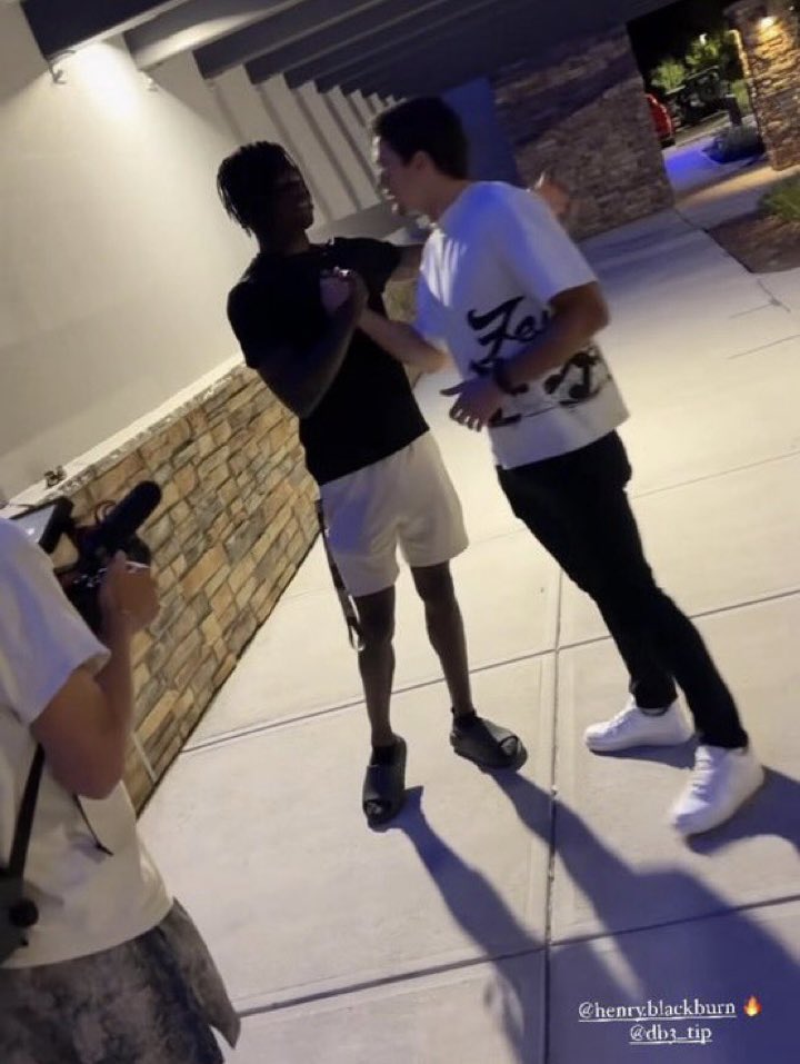 jasrifootball's tweet image. 𝗧𝗥𝗘𝗡𝗗𝗜𝗡𝗚: Looks like things are all good between Travis Hunter and Henry Blackburn 

They were hanging out. Maybe now the death threats can stop…