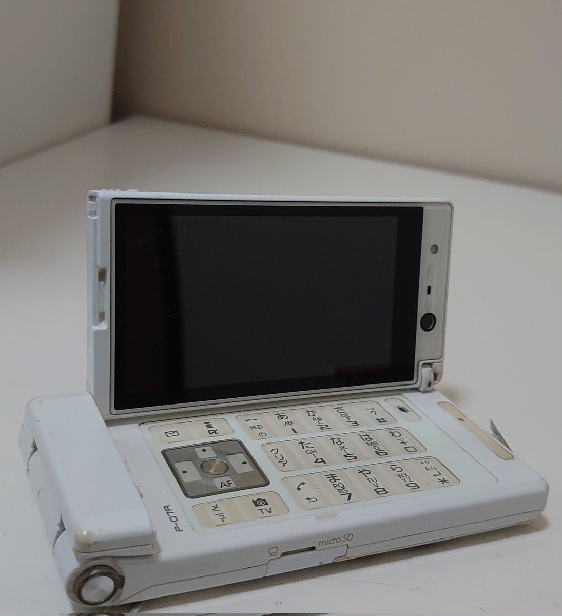 satofevre2013's tweet photo. 断捨離進行中
めちゃくちゃ懐かしいガラケー発見📶
当時は、かなり画期的で感動したもんです🤭
ガラケーでこれって凄くないですか?😲
久々に見てまた感動😂
#P07A https://t.co/6WgKXVIl8g