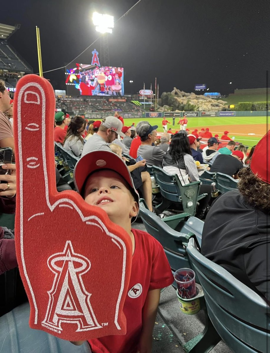 TheRallyMonkey's tweet photo. Highlighting tonight’s choice for #Angels favorite family. Stay Strong Halo Fans!!! #TheRallyMonkey #CanYouFeelTheMonkey #MLB https://t.co/JH8KEHebuU