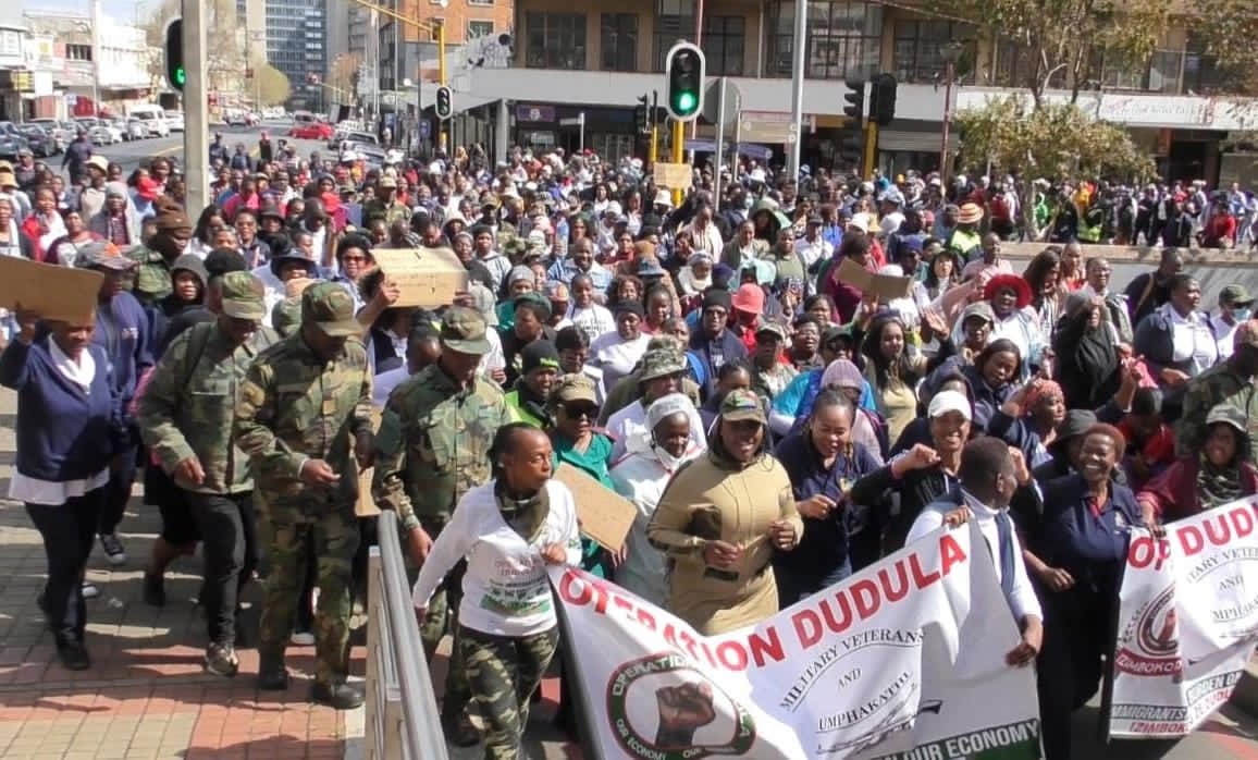 #OperationDudula dealing with problems of illegal #immigrants in #SouthAfrica. #Feature by <a href="/vita_angula/">Vita_Angula</a>
#AfrikaExploited #Economy #Malawi #Mozambique #Nigeria #OperationDudula #PoliticalEconomy #Politics #SpinelessAfrikanPoliticians #Zimbabwe

ubuntutimes.com/?p=7459