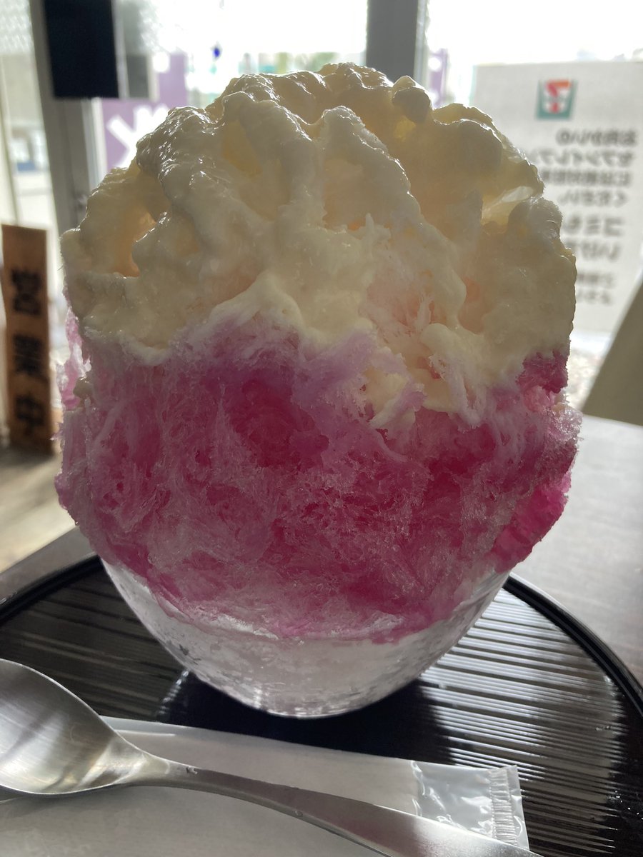MotherRich's tweet photo. こんにちは😊
本日13時オープンです。
昨日からバナナショコラ販売しています。
本日雨降りなので北海道産赤しそと酒かすミルク、販売します！ https://t.co/EZJLtuLQVx