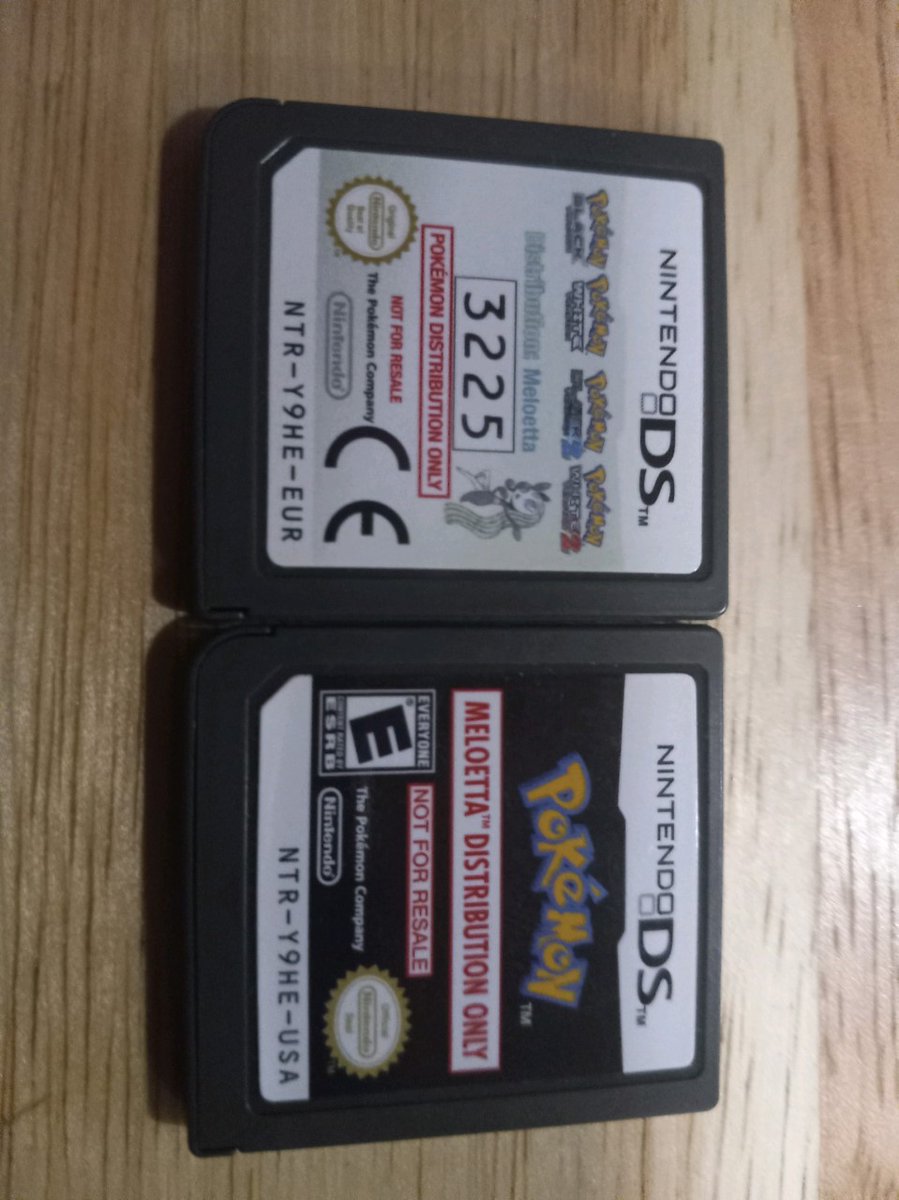 SirClud's tweet image. Europe got better label design than the US for #Pokemon Distribution Cartridges, but at least ours are uniform. Also for anyone curious the literal only difference between these two carts is the label. Both EU and US had the exact same roms/boards. Down to the serial on the back