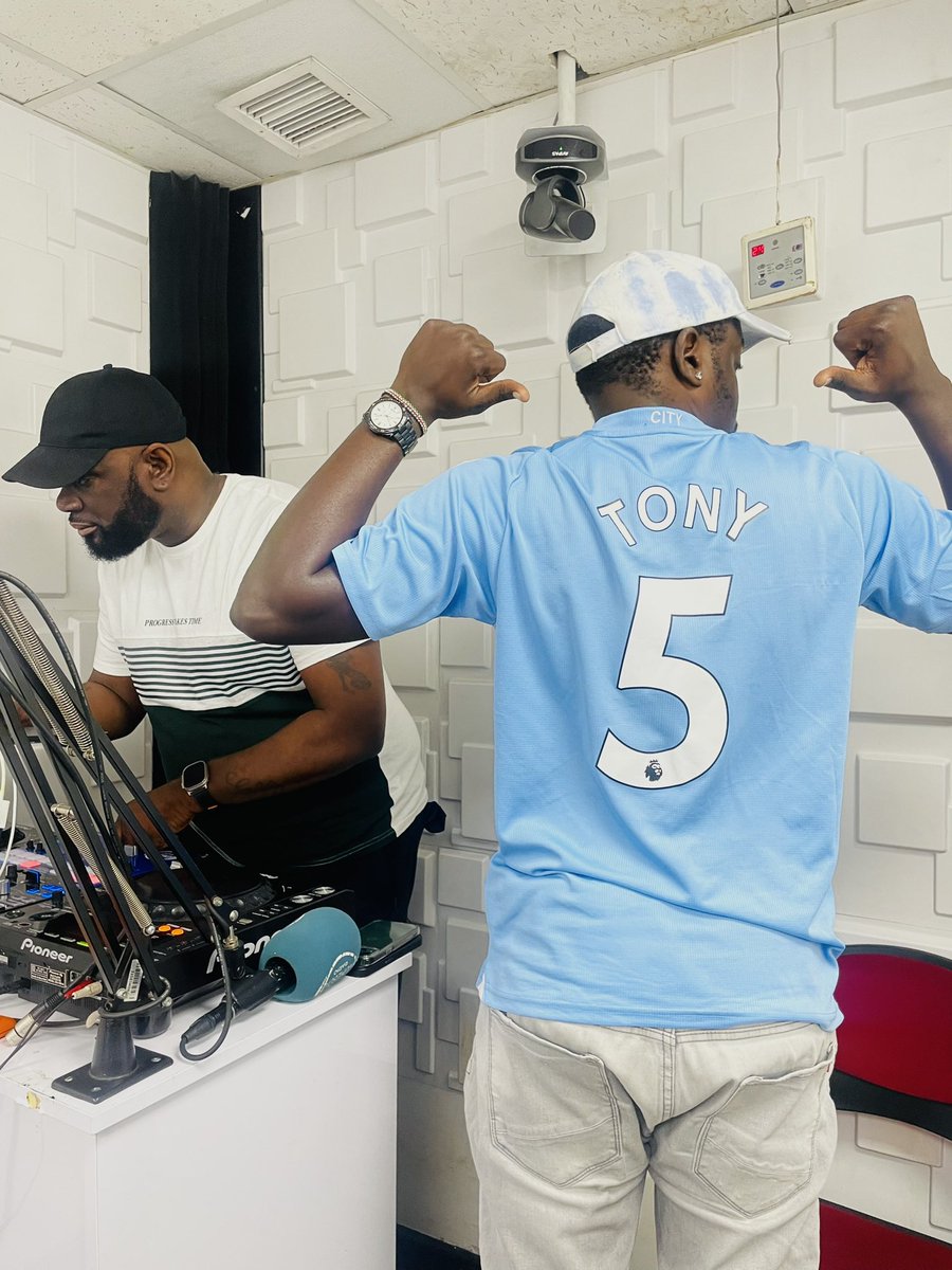HomeboyzRadio's tweet photo. One of them is a serious employee the other one amekuja tu kuwaonyesha jersey😂
Lazima mjue io team imeweza despite them losing jana
@GMONEYizME @Tonio_kibz 
#PowerUpHBR https://t.co/OMjxqDIUZ9