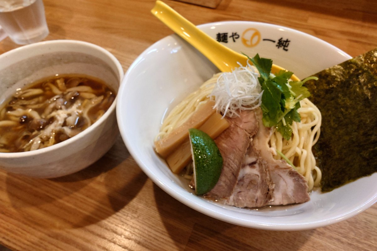 menlog_'s tweet photo. 麺や一純

木の子醤油つけめん（先日終了されたようです）
眺めるだけでも心地よい。。きのこの香りや油揚げの甘味、和風出汁と具材の旨味が麺に絡み至福でした。
うっかり割り出汁にすることを忘れていました…美味しかったでしょうね。裏山椎茸。 https://t.co/ExVlc2z4tU