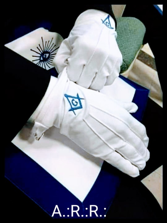 alfonsocorea_rr's tweet photo. Los guantes blancos son símbolo de pureza de las intenciones, de las acciones del Masón. Debe cuidar de no ensuciarlos ni mancharlos con el egoísmo y con la esclavitud de las pasiones que embrutecen al hombre. https://t.co/eQnXoHh5O2