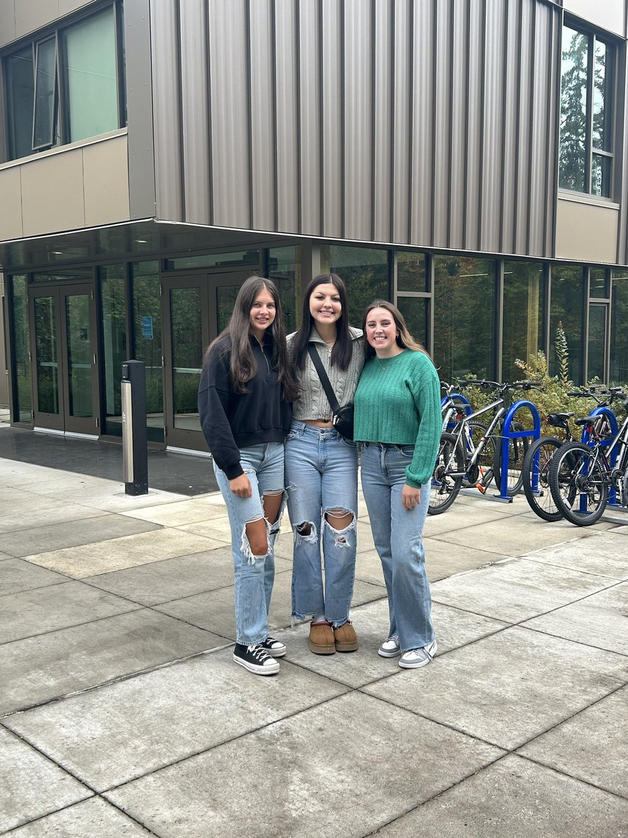 WWUbasketball's tweet image. First a day of School ✏️📚📓

#studentathlete 
#basketball 
#fallquarter 
#westernwashingtonuniversity
#goviks