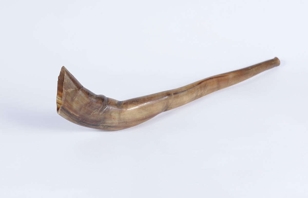 yadvashemES's tweet photo. Objetos del #Holocausto
El 28 de septiembre de 1944, Avraham Hellmann fue deportado desde #Theresienstadt a #Auschwitz, y fue asesinado. Tras su deportación, Charlotte se quedó con el shofar que trajo a Theresienstadt y que sirvió a la comunidad del gueto.
https://t.co/LEAxj1hesh https://t.co/WrkLIGtyMV
