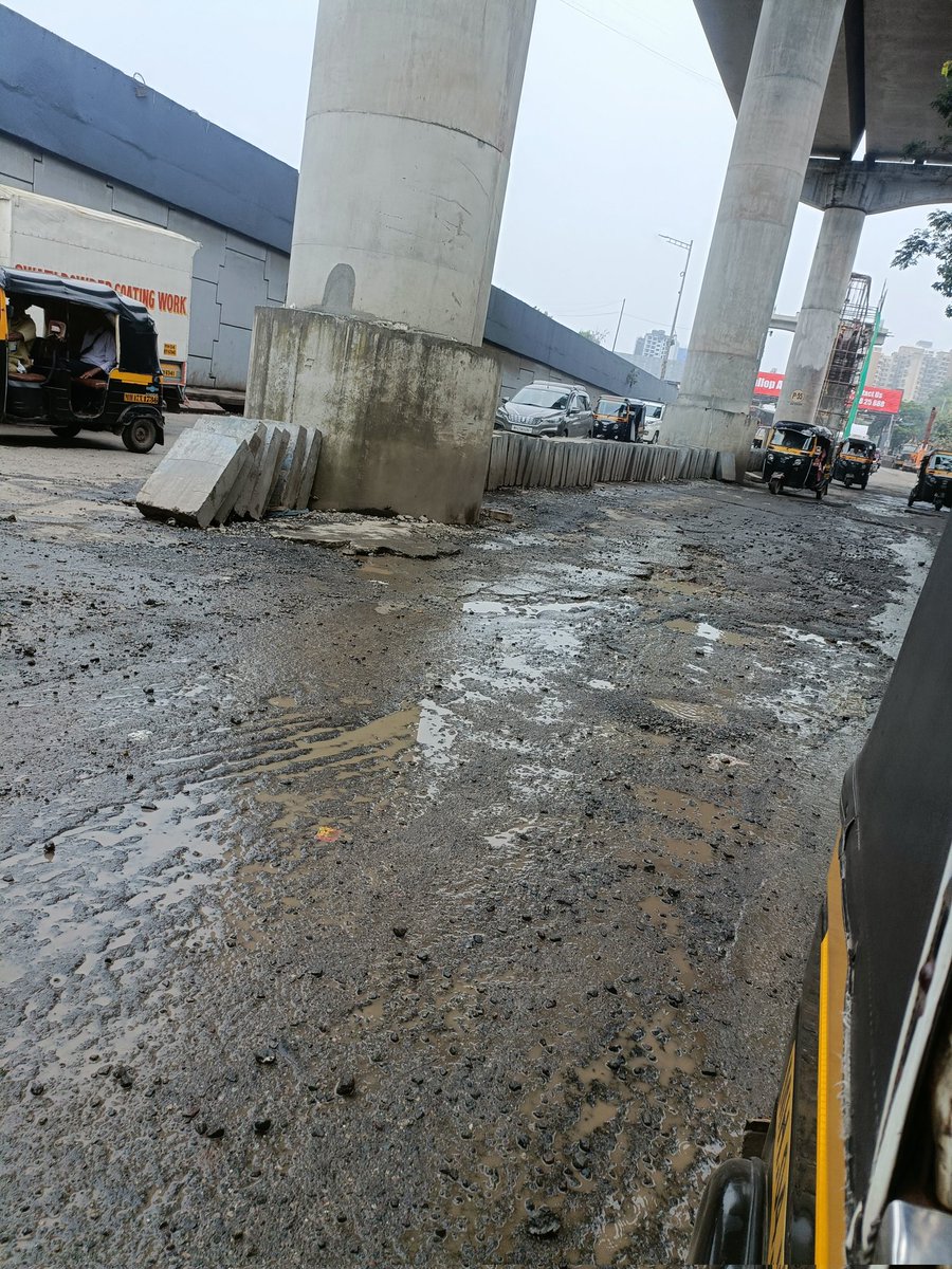 mashrujeet's tweet photo. This is Dahisar east. As soon as you enter Mumbai from toll plaza, this is what you get in one of the lanes.

Agencies responsible @MMRDAOfficial and their metro works and @mybmc for not letting the contractors discharge water on road day and night. https://t.co/nIlJQhWc0s
