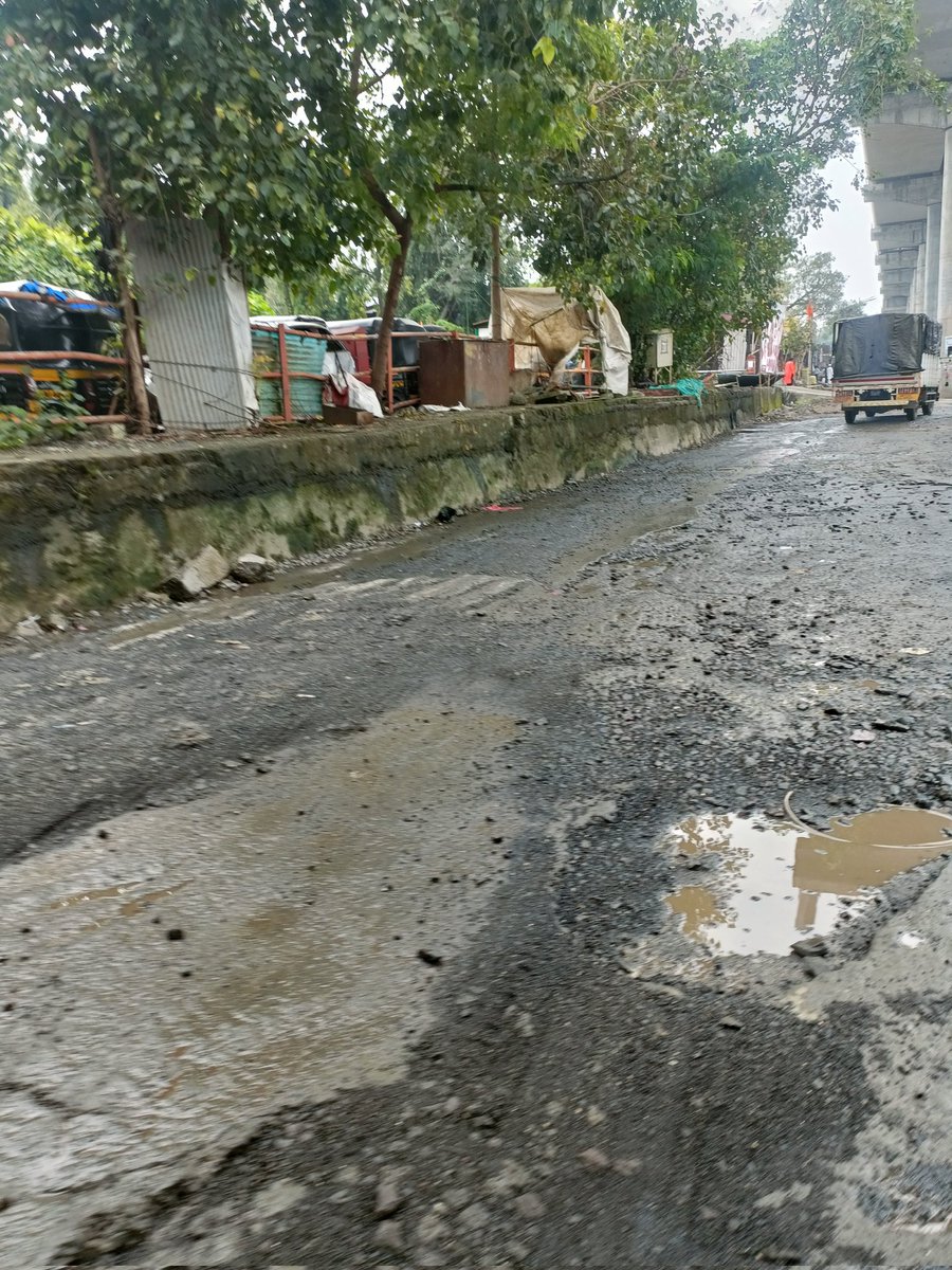 mashrujeet's tweet photo. This is Dahisar east. As soon as you enter Mumbai from toll plaza, this is what you get in one of the lanes.

Agencies responsible @MMRDAOfficial and their metro works and @mybmc for not letting the contractors discharge water on road day and night. https://t.co/nIlJQhWc0s
