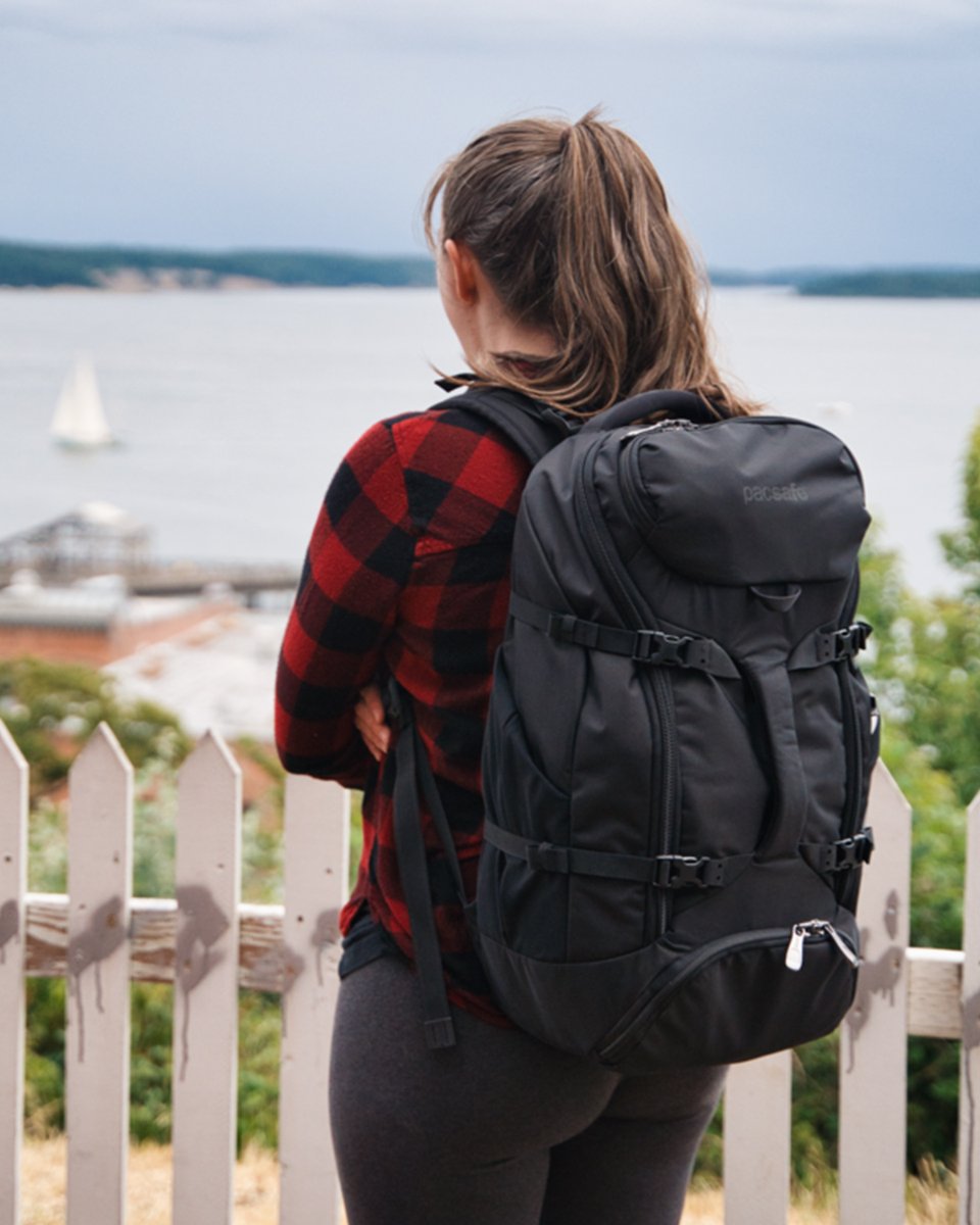 Pacsafe's tweet photo. 35L of capacity offers ample space for a 3-day adventure, allowing you to pack clothing, toiletries, and other essentials while maintaining comfort and mobility.
Choose the Venturesafe EXP35 Travel Backpack for your multi-day journeys.

Photo by: @ajbarse  #Pacsafe #borntotravel https://t.co/5N3WsYHfy2