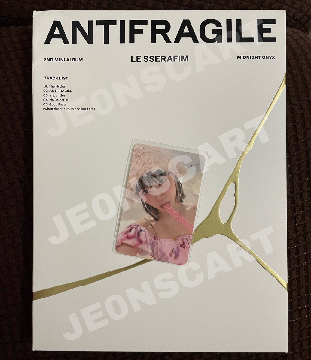 JE0NSCART's tweet photo. wts lfb ph ☻

le sserafim antifragile album (midnight onyx ver.) 
— php 650 
— sold as set only ❗️
— pc is in good condition
— complete inclus but 2 stickers are missing bc i used them 

MOP: gcash
DOP: payo (prio) / within 24 hours 

dm if interested 💌 https://t.co/9mzfqMZ39I