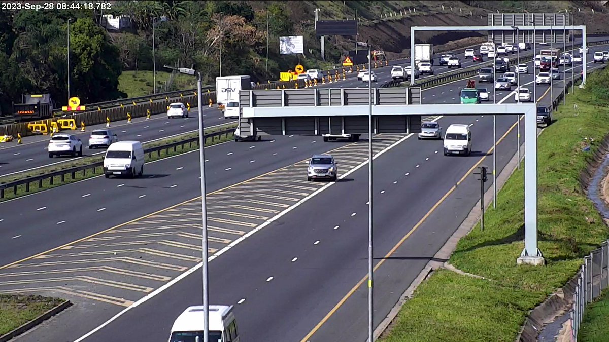 i_trafficKZN's tweet photo. Roadworks, N2 between Umgeni I/C and EB Cloete I/C. Restricted lanes, Drive carefully. https://t.co/5ZFR9ZHWlA https://t.co/yAYY5aX5Rz